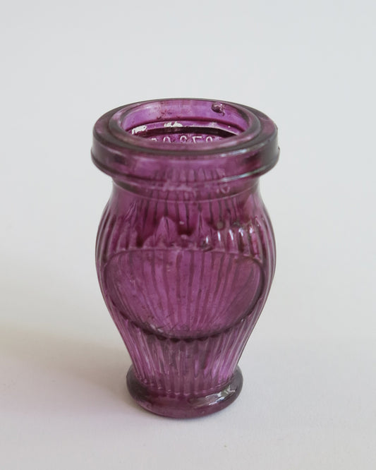古いガラスの小瓶 パープル